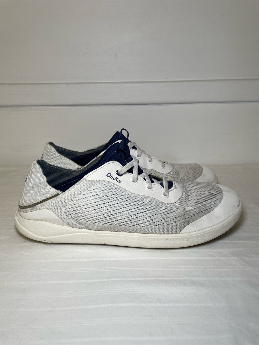 OluKai Men's Moku Pae slip on boat shoes casual sneakers in white size 9
